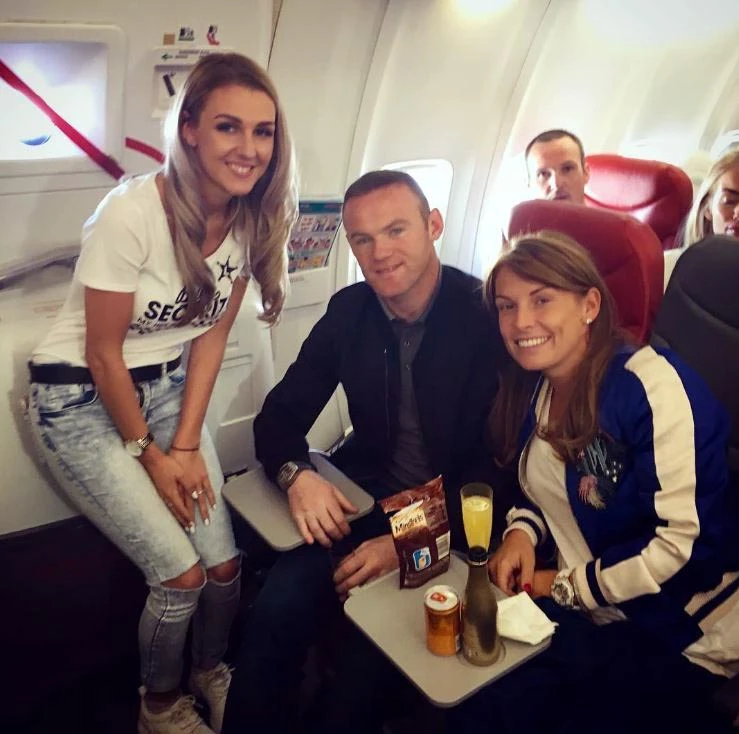 Wayne Rooney đưa vợ đi chơi bằng máy bay vé rẻ ảnh 1 Vợ chồng Rooney trên chuyến bay đi du lịch